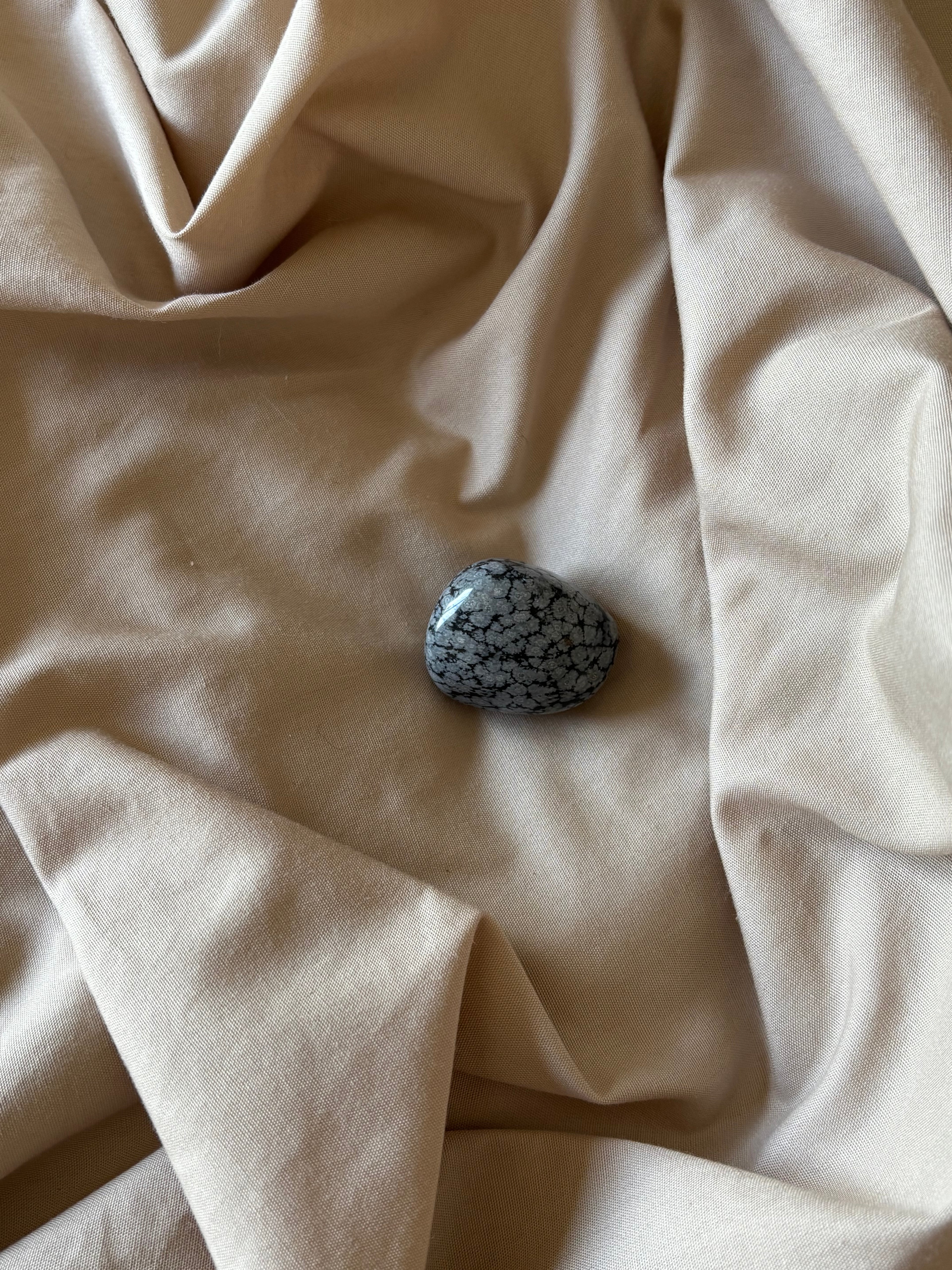 Obsidienne Flocon de Neige – Pierre roulée (2,5 cm)
