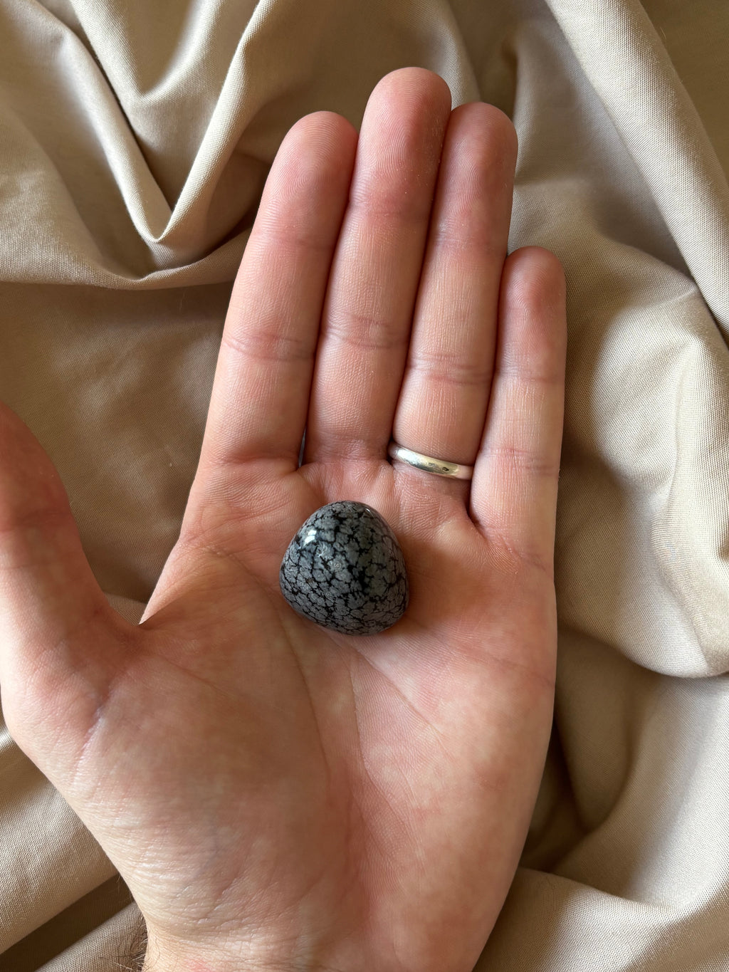 Obsidienne Flocon de Neige – Pierre roulée (2,5 cm)